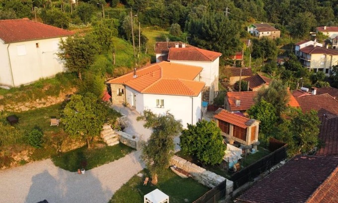 Vilar Bed & Breakfast | Cozy A CASA COM 2 PEREIRAS with Oceanfront Views