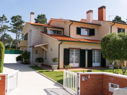 Mira House | Explore A Casa Da Praia: Pet-Friendly Oceanfront Retreat