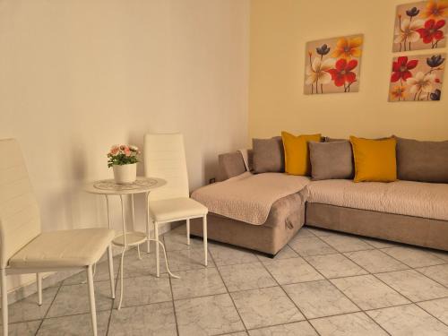 Cibali Apartment | Experience Family Comfort at A casa di Nonna - Rated 10/10