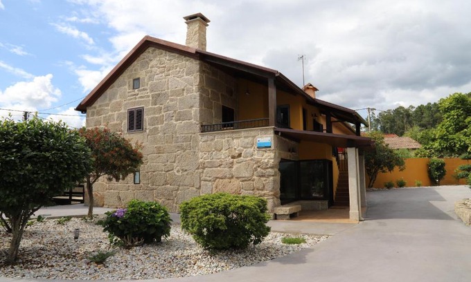 Ponteareas House | Inviting A Casa do Fona: Pet-Friendly with Pool & Family Amenities
