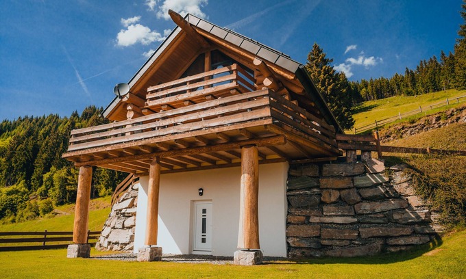 Sankt Urban Ski Chalet | Experience a Cozy Canadian Style Chalet with Lake Views
