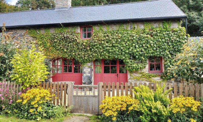 Lampeter Cottage | Idyllic Carriage House Retreat in Scenic Countryside