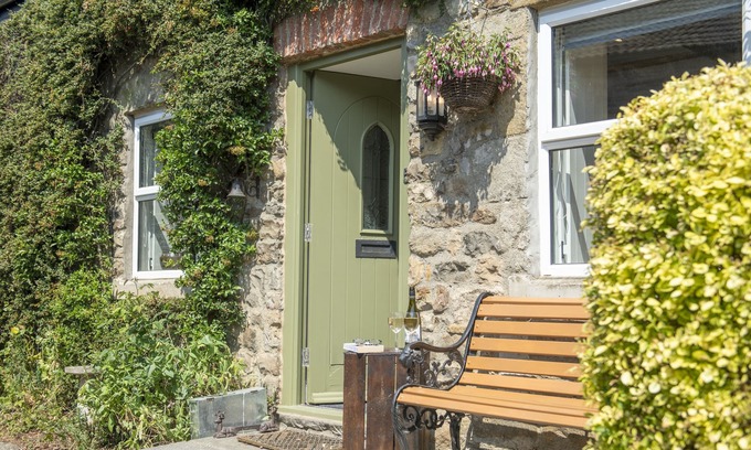 Hunton Apartment | Family-Friendly 17th Century Cottage in Picturesque Hunton