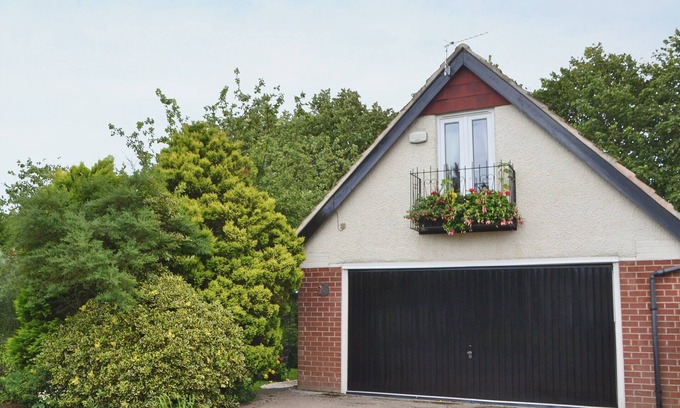 Warkworth Cottage | Cozy Oceanfront Studio: Guest Rated 9.8, Ideal for Couples