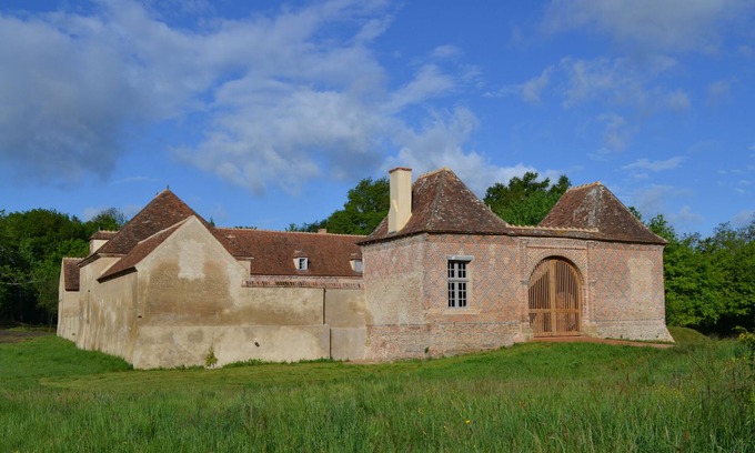 Chapeau Other | Enchanting Castle Retreat with Nature Views & Dining Options