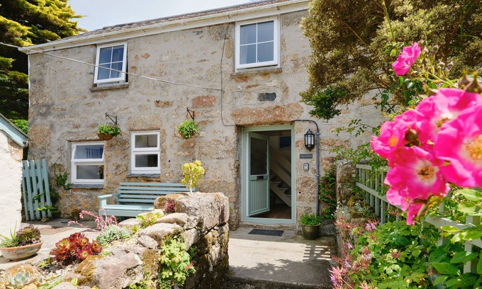 Chysauster Cottage | Idyllic Cottage Retreat in Rural St Ives with Ocean Views