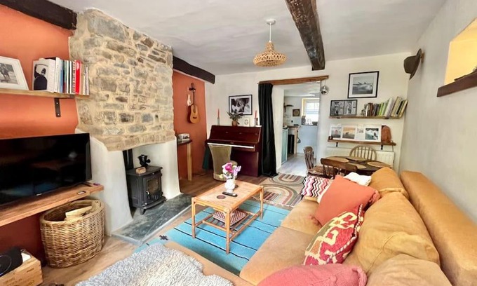 Stratton House | Delightful Country Cottage: Pet & Child Friendly Retreat