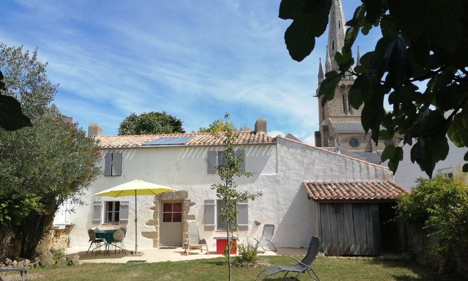 Bouin Cottage | Enchanting Retreat in a Private Garden with Ocean Views