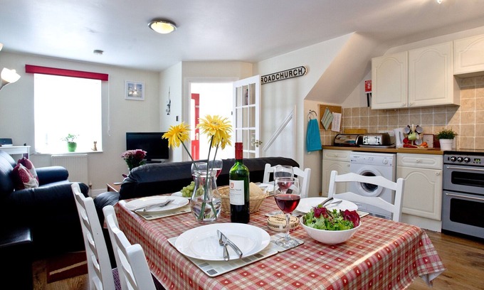 Bridport House | Family-Friendly Two Bedroom Cottage with Ocean View in Dorset