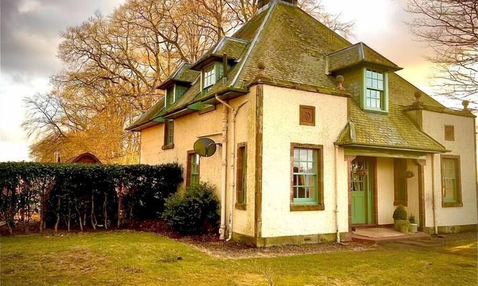 Blairgowrie House | Elegant Edwardian Gate Lodge: Pet-Friendly & Accessible