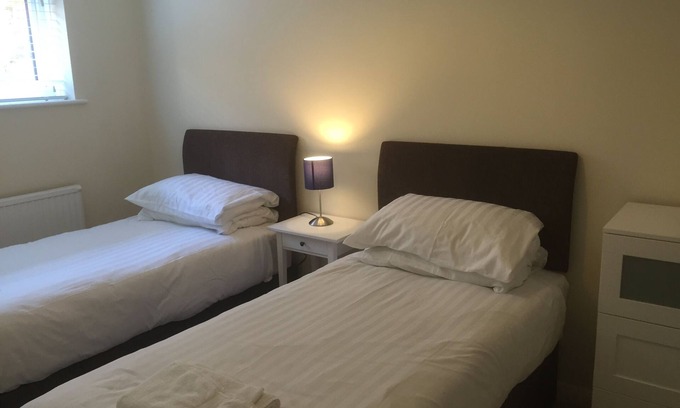 Cowes Apartment | Convenient Apartment Near Town with Parking & Breakfast
