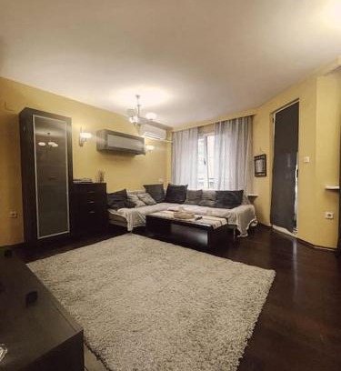 Oborishte Apartment | Vibrant Apartment Escape: Pet & Child Friendly Stay