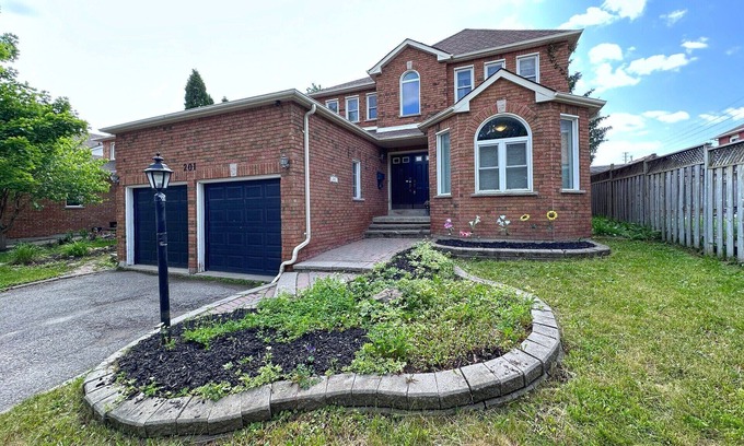 Barrie House | Inviting Comfort House in Barrie with Family-Friendly Amenities