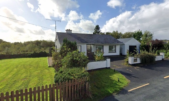Donegal House | Comfortable Bungalow with Ocean View Near Donegal Town
