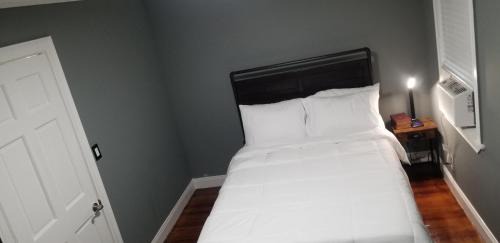 Queens House | Cozy Stay in Queens: Family-Friendly Accommodation Awaits