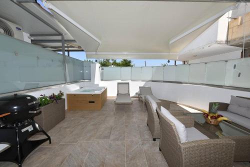 Drapanias Apartment | Cozy Studio with Ocean View and Relaxing Hot Tub