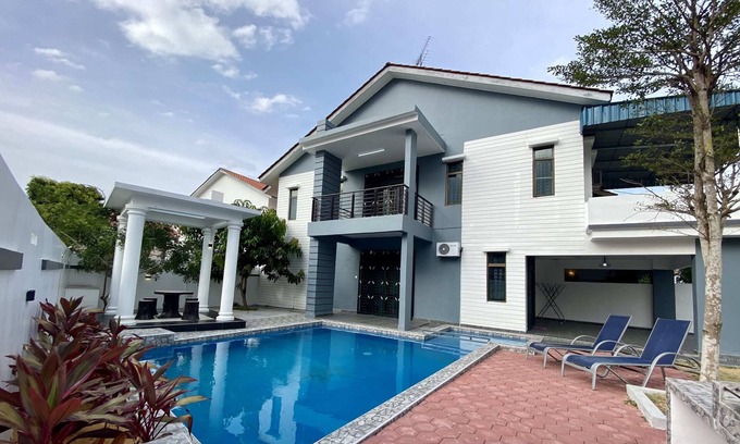 Tebrau House | A Comfy & Stylish 4BR Home with Private Pool