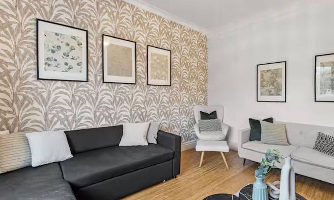 Cheltenham House | A Contemporary Cotswold Grace-Beautiful 4Bed Haven