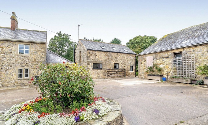 Preston Cottage | Stylish Converted Barn with Breakfast & Family-Friendly Amenities
