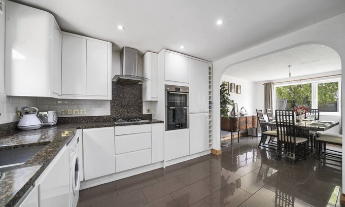 Larkfield House | Cozy Kent Apartment with Spa and Breakfast Near Train