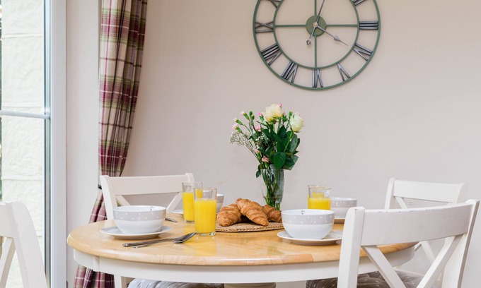 Shanklin Cottage | Charming Cottage Retreat in Shanklin Old Town with Ocean View