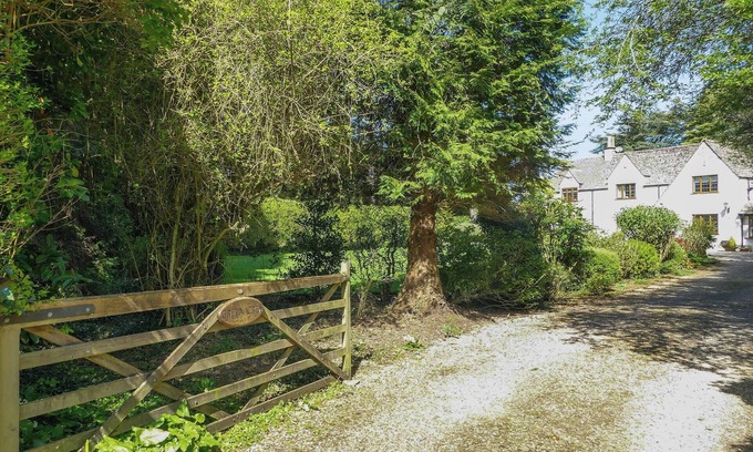 Rodborough Cottage | Cozy One-Bedroom Apartment with Lake View on Rodborough Common