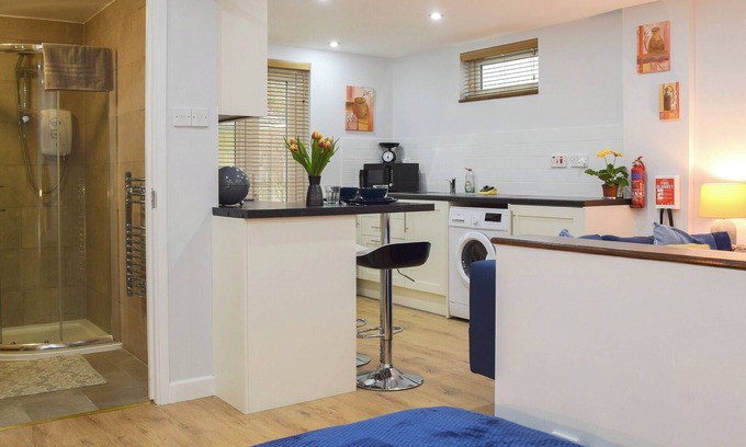 Long Hanborough Cottage | Intimate Studio Retreat with Kitchen & Breakfast Included