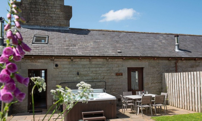 Castle Carrock Cottage | Cozy Cottage for 6 with Pool and Spa Amenities