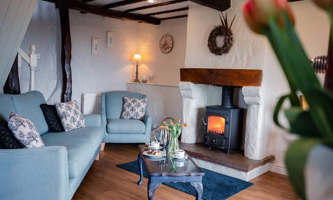 Castle Carrock Cottage | Cozy Cottage for Two with Lake View and Spa Amenities