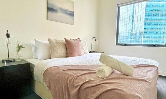 Melbourne Central Business District Apartment | Inviting 2B2B Apartment Next to Carlton Garden with Parking