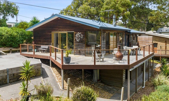 Lorne House | Ideal Family Getaway: Oceanfront 4BR in Lorne