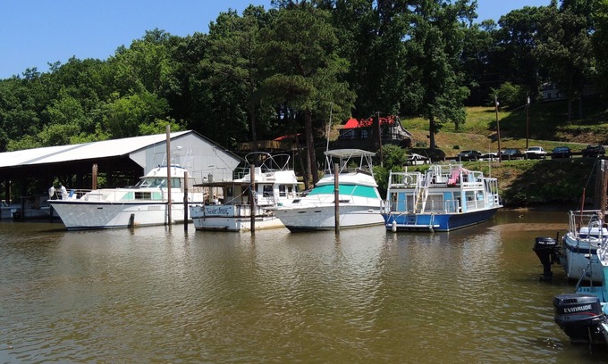 Ampthill Boat Rental | A Cozy And Classic Hatteras 43' Yacht In One Of The Best James River Locations