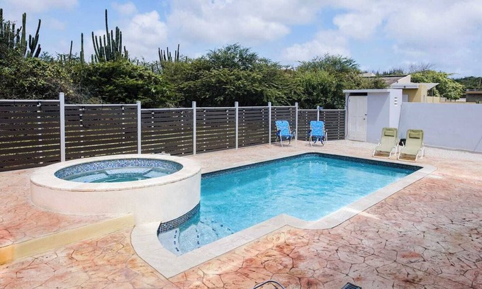 Barcadera Apartment | A cozy and private apartment located in the peaceful neighborhood of Rooibosal