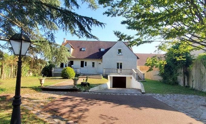Le Mesnil-Saint-Denis Apartment | Cozy Apartment with Pool and Scenic Views in Chevreuse