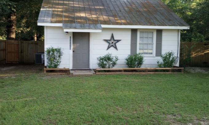 Florala Cottage | A cozy cottage in Florala, Alabama and just minutes away from Lake Jackson.