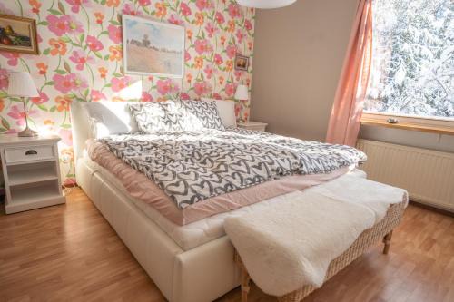 Royla Apartment | Tranquil Getaway Near Nature - 4-Star Family Friendly Retreat