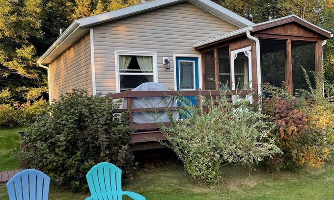 Naufrage Cottage | Charming Cottage with Ocean Views & Pet-Friendly Comfort