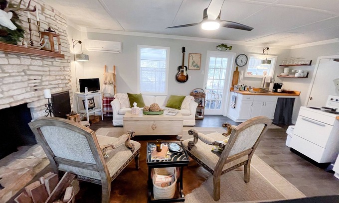 Marble Falls Cottage | Perfect Waterfront Cottage with Spa & Hot Tub - Guest Rated 9.8