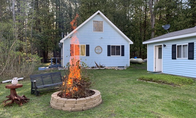 Comins Cabin | Serene Creekside Cabin: Perfect for Nature Lovers with Spa
