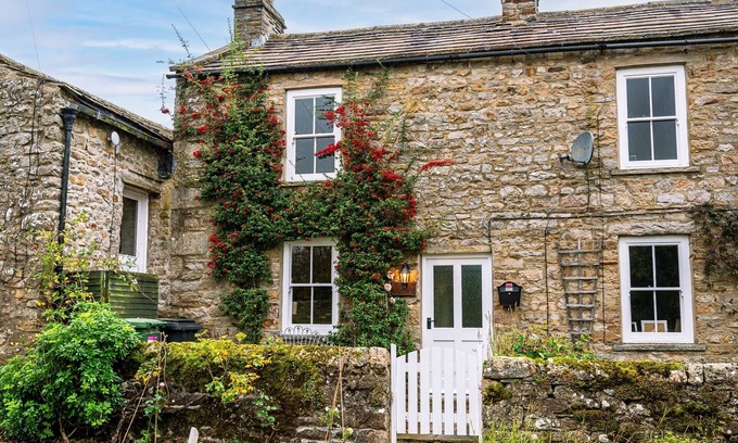 Fremington Cottage | Idyllic Country Cottage - Pet Friendly with Breakfast Included