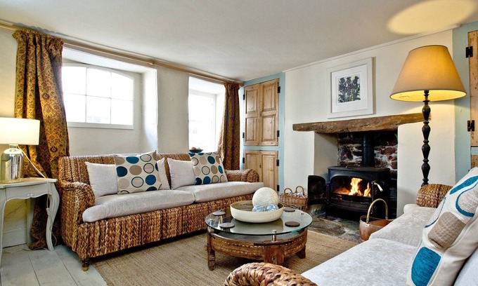 Kingsand Cabin | Charming Oceanfront Cottage Near the Beach with Great Amenities