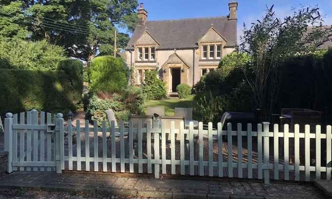 Longnor Cottage | Charming Cottage in Warslow with Breakfast & Family Amenities