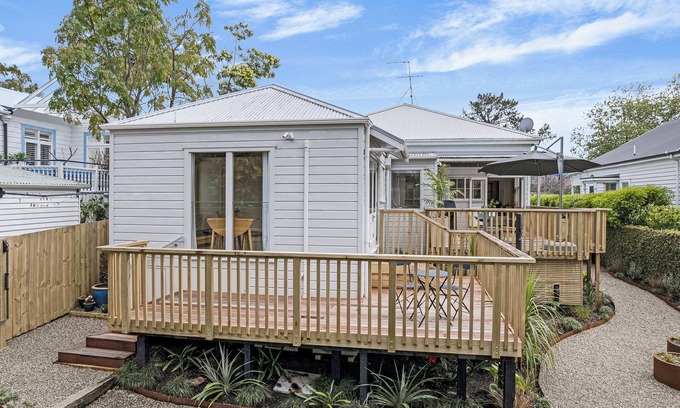 Devonport Apartment | Bright and Inviting One Bedroom Apartment for Families
