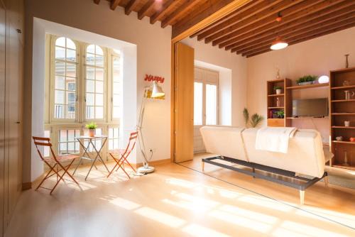 La Goleta Apartment | Ideal Retreat Just Steps Away with Ocean Views & Breakfast