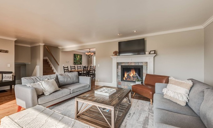 The Bowl of Edmonds House | Downtown Edmonds Getaway: Family-Friendly Oasis with Pool