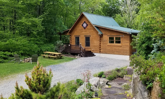 Creston Cabin | Idyllic Log Cabin Retreat with Pond and Pet-Friendly Perks