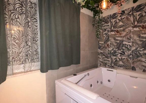 Formia House | Ideally Located Getaway with Kitchen & Hot Tub Amenities