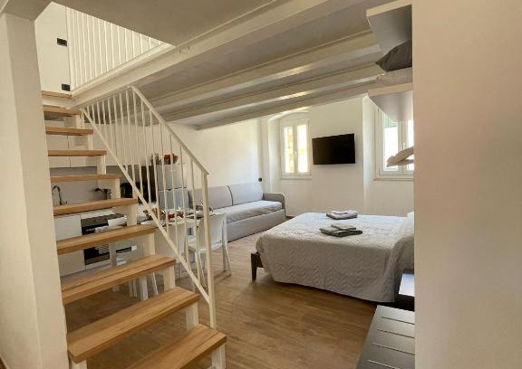 Lerici Apartment | Prime Location Near the Sea with Wi-Fi and A/C