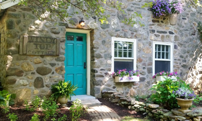 North Granby House | Idyllic European Cottage Retreat with Breakfast Included