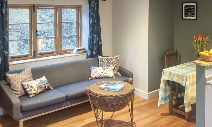 East Horrington Cottage | Cozy Apartment Near Shepton Mallet with Scenic Walks